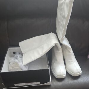 Elegant White Heeled Boots